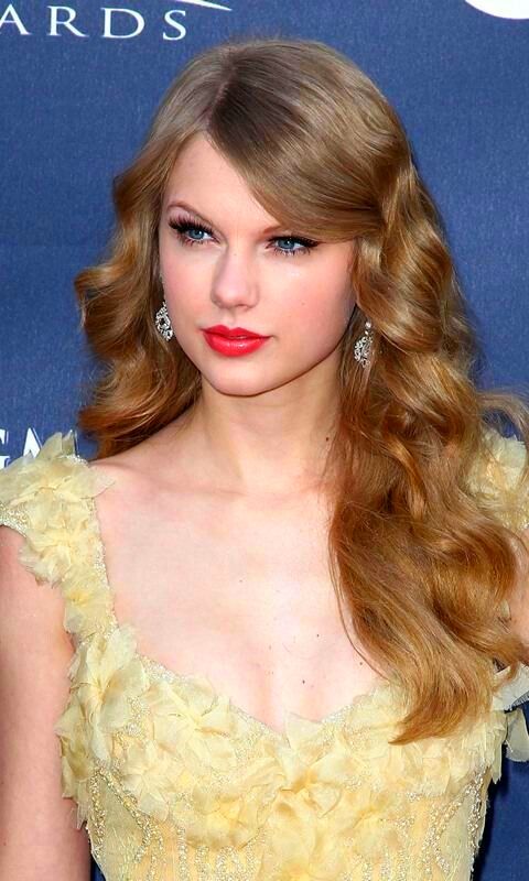 “Mesmerizing Beauty: 57 Captivating Images of Taylor Swift”
